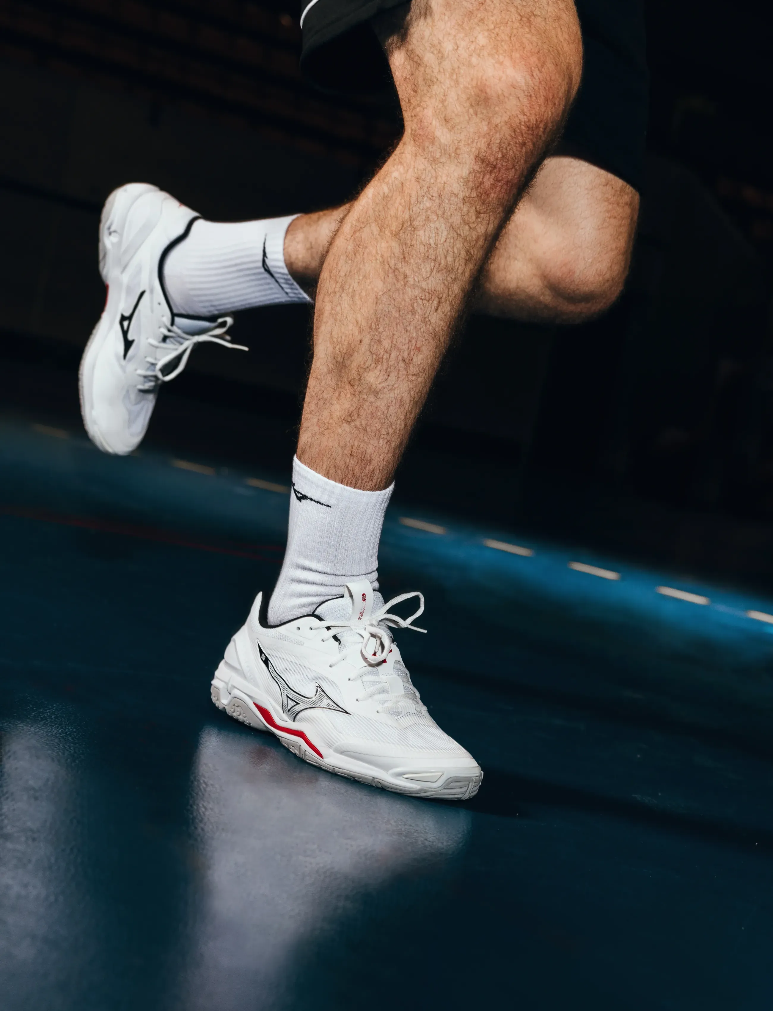 Mizuno - WAVE STEALTH 6(U) - siseruumide spordijalatsid - white/black/fiery red - 0
