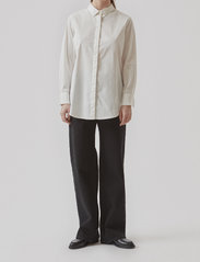 Modström - Arthur shirt - långärmade skjortor - off white - 2