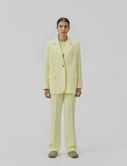 Modström - Gale blazer - odzież imprezowa w cenach outletowych - yellow pear - 2
