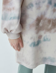 Modström - Holly print dress - t-paitamekot - sage tie dye - 3