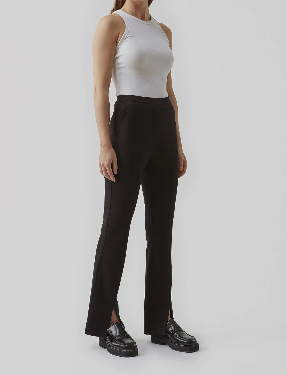 Modström - TannyMD slit pants - utsvängda byxor - black - 0