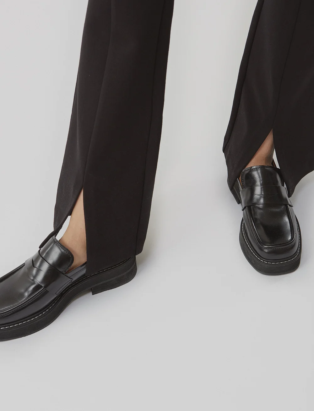 Modström - TannyMD slit pants - utsvängda byxor - black - 3