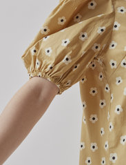 Modström - RossaMD print top - short-sleeved blouses - starfish daisy - 3