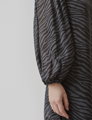Modström - AriellaMD print dress - kurze kleider - rainy zebra - 3