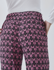 Modström - BorysMD print pants - straight leg hosen - graphic heart cosmos pink - 3