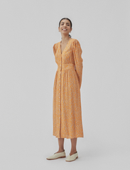 Modström - CorinnaMD print dress - midiklänningar - vibrant orange flower leaf - 2