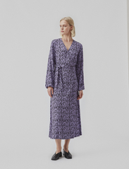 Modström - ChesliMD print wrap dress - omlottklänningar - purple flower buds - 2
