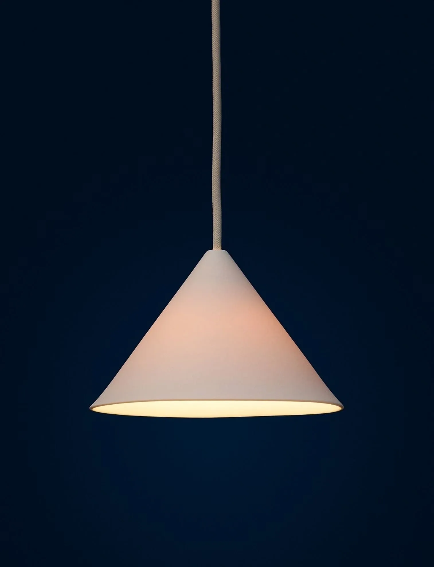 MOEBE - Ceramic Cone Pendant, White - rippvalgustid - white - 3
