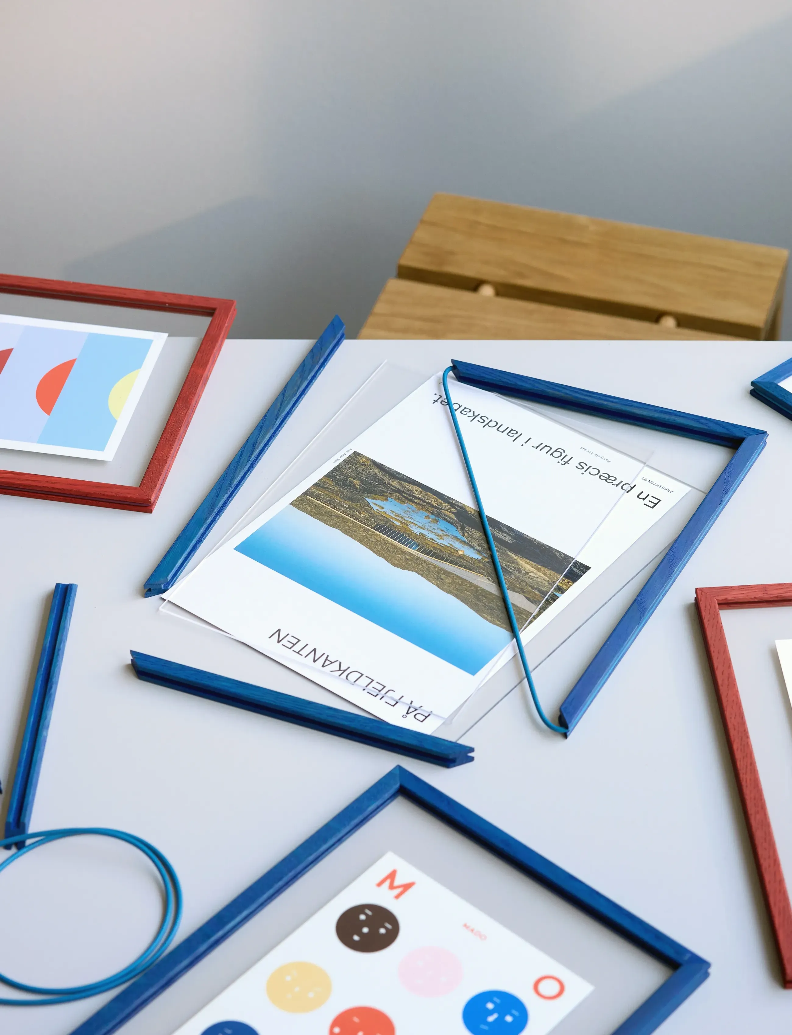 MOEBE - Frame, Blue Stained, A4 (FSC 100%) - pildiraamid - red - 2