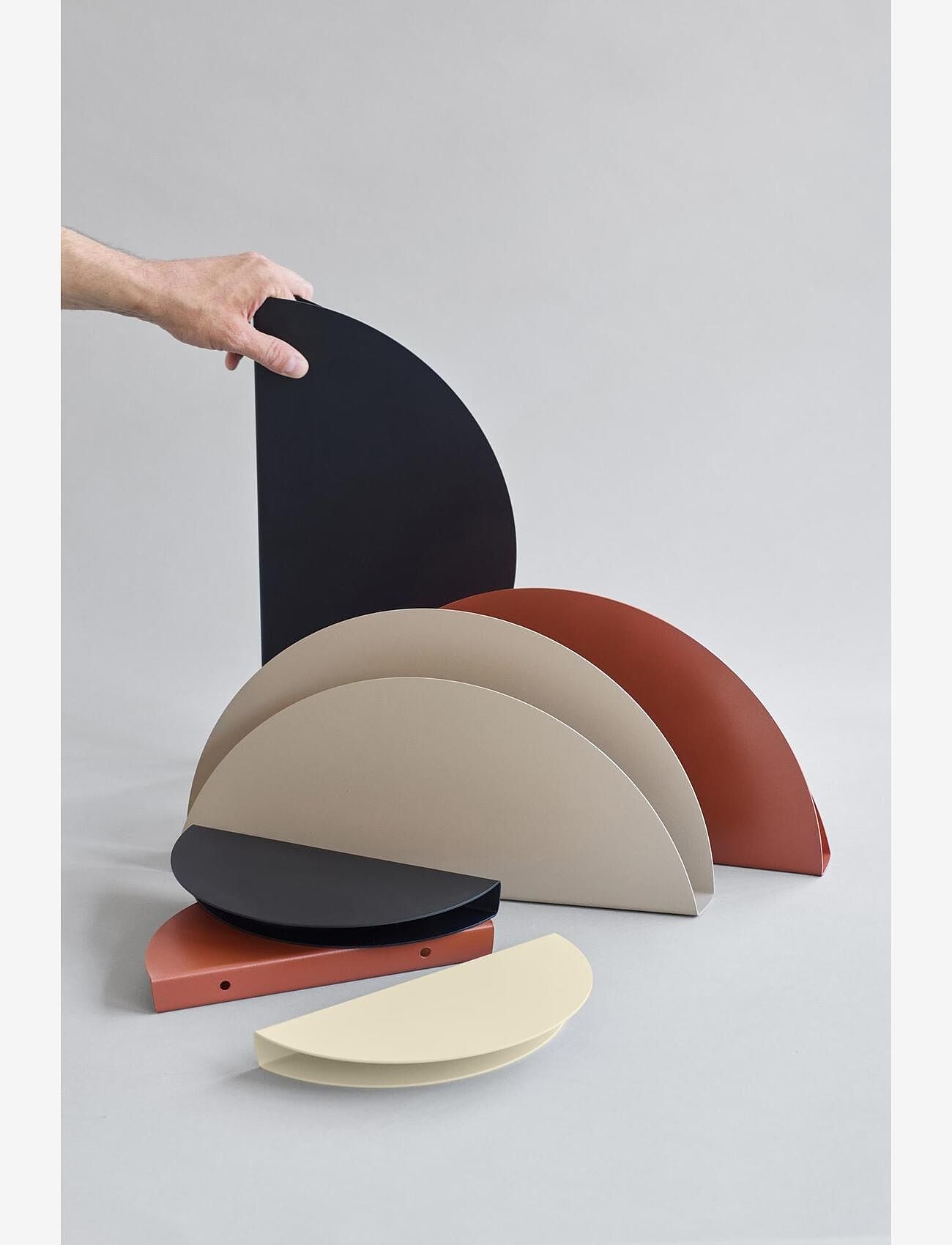 MOEBE - Half Moon Shelf, Terracotta, Small - køb efter pris - terracotta - 1