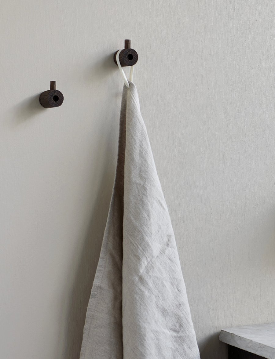 MOEBE - WOODEN WALL HOOK - konksud - smoked oak - 0