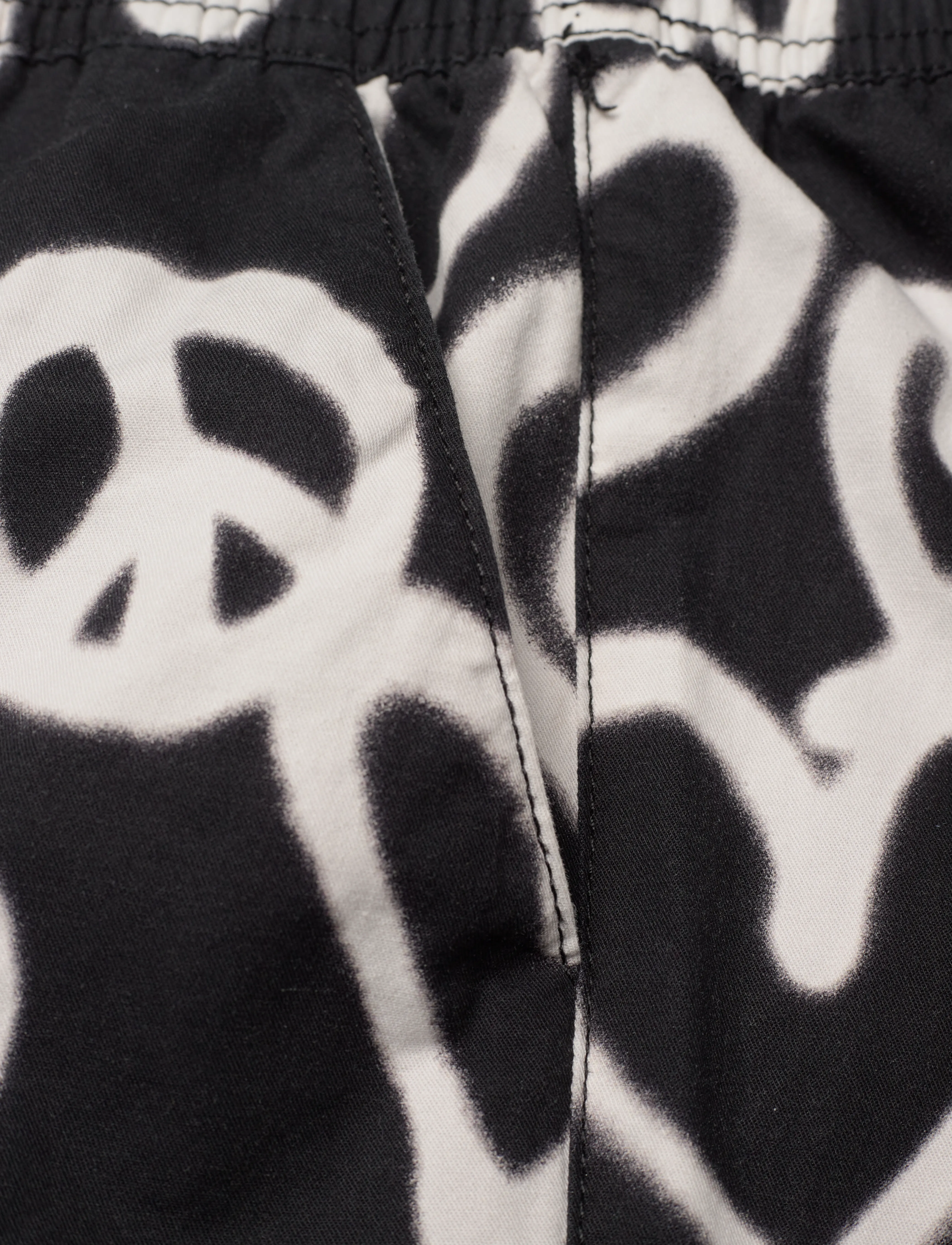 Molo - Avart - sweatshorts - sprayed hearts - 3