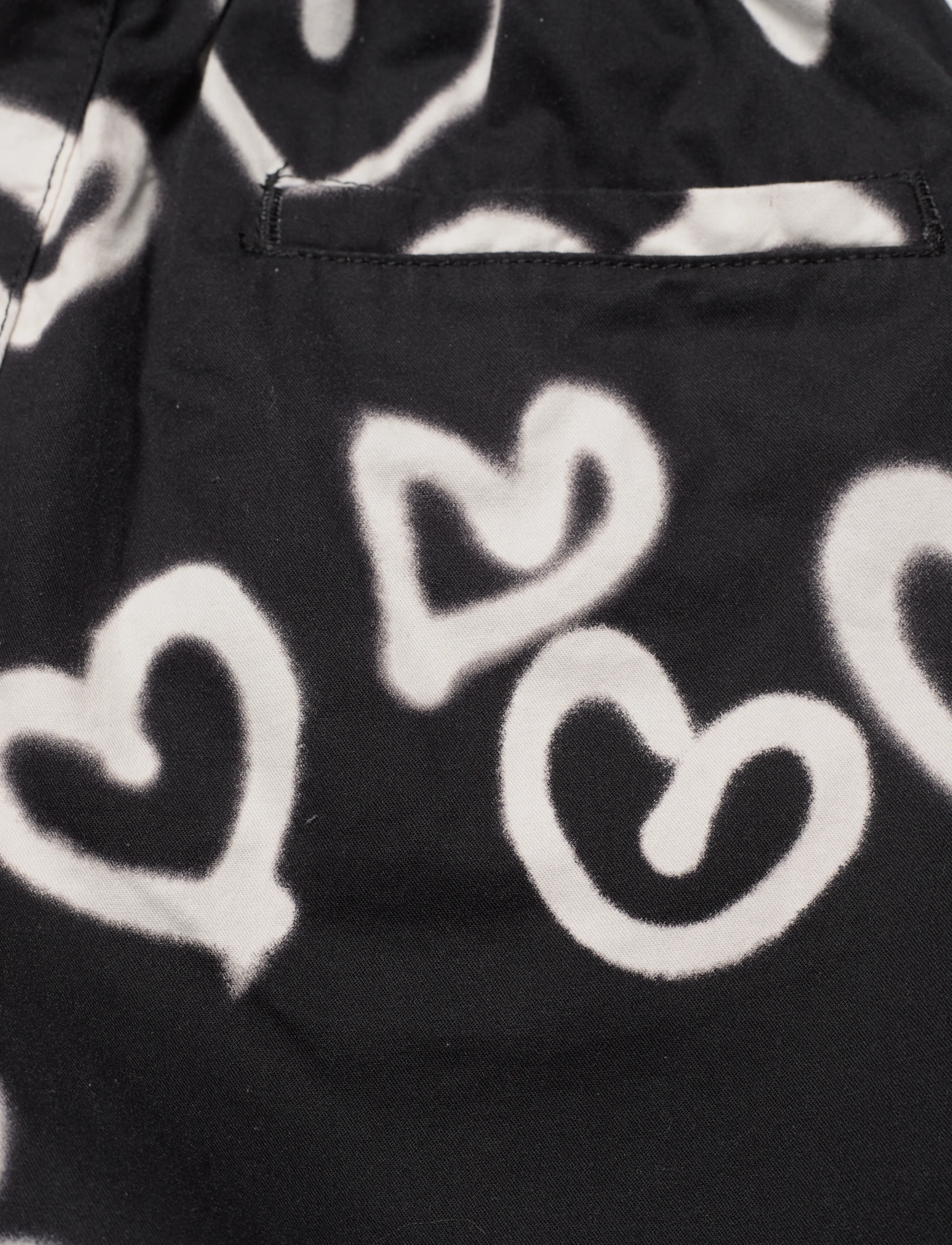 Molo - Avart - sweatshorts - sprayed hearts - 5