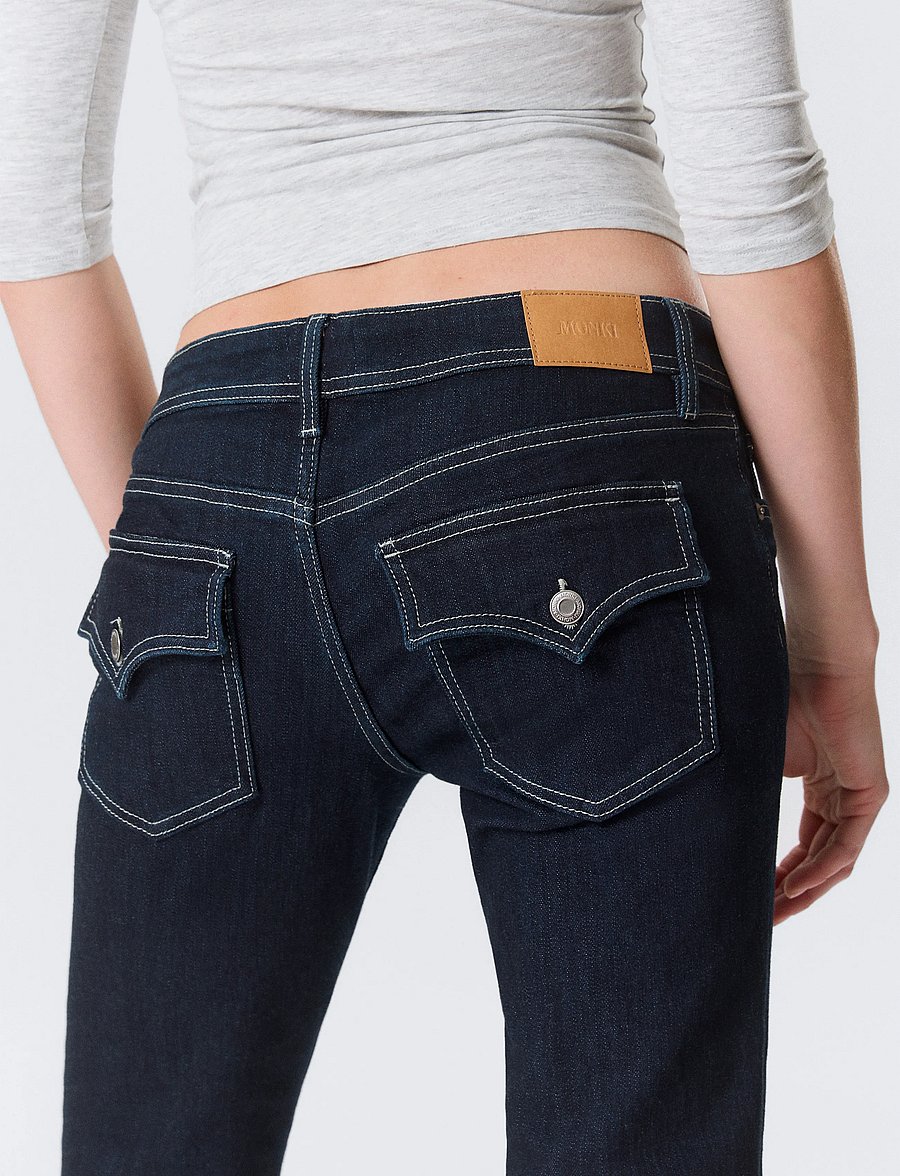 Monki - Low Rise Slim Flared Leg Jeans - dzwony dżinsy - denim blue dark - 5