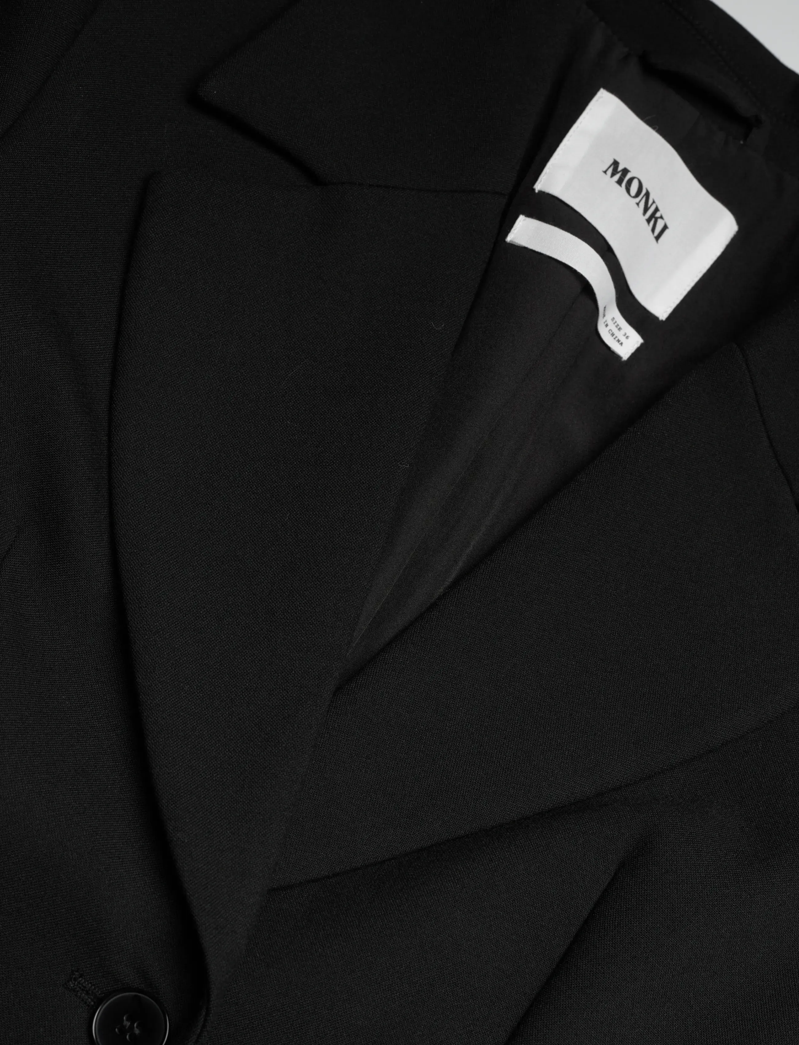 Monki - Fitted Single-Breasted Blazer - enkelknäppta kavajer - black dark - 2