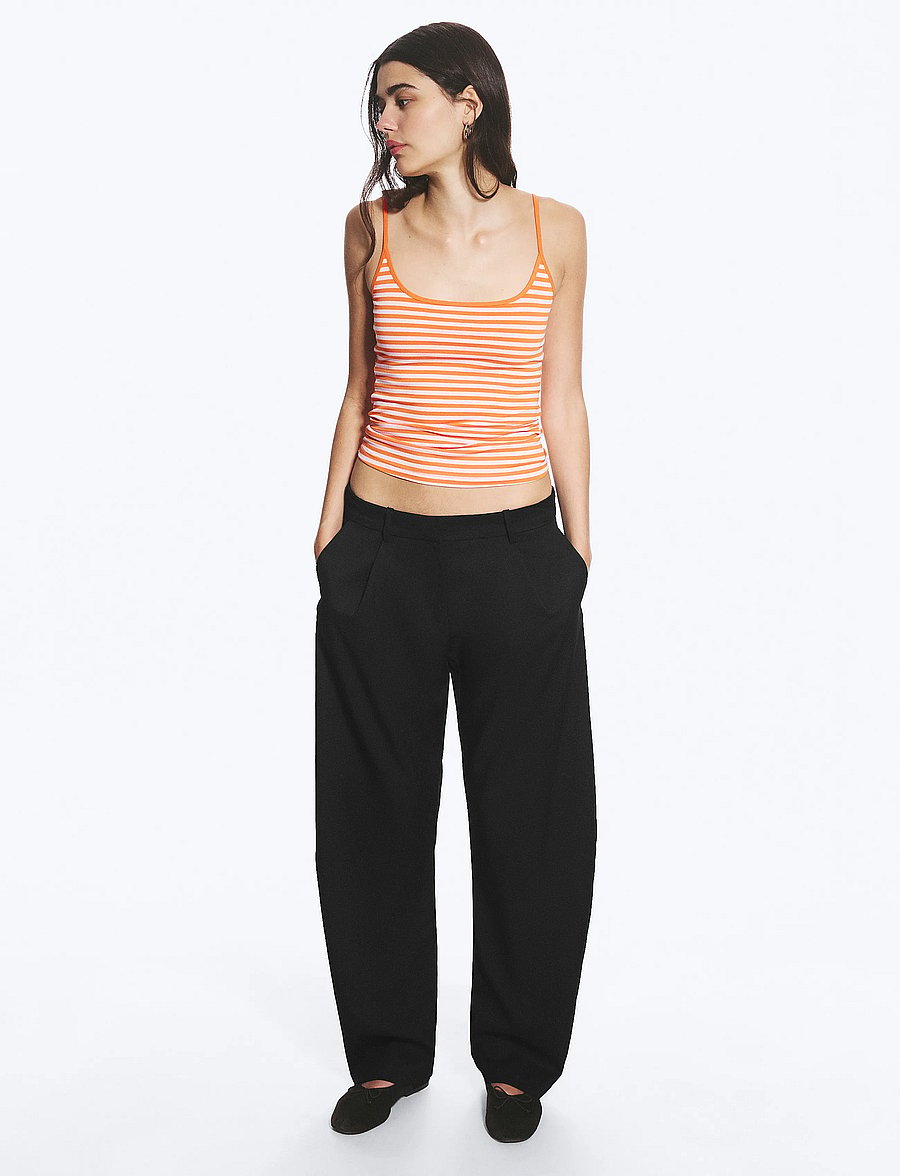 Monki - Loose Fit Barrel Leg Suiting Trousers - barrel-bukser - black dark - 0