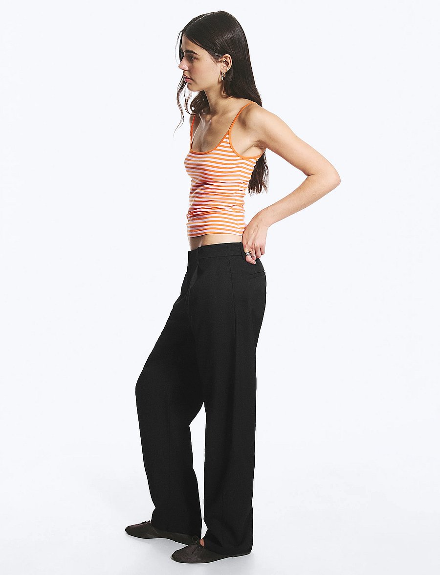 Monki - Loose Fit Barrel Leg Suiting Trousers - barrel-bukser - black dark - 4