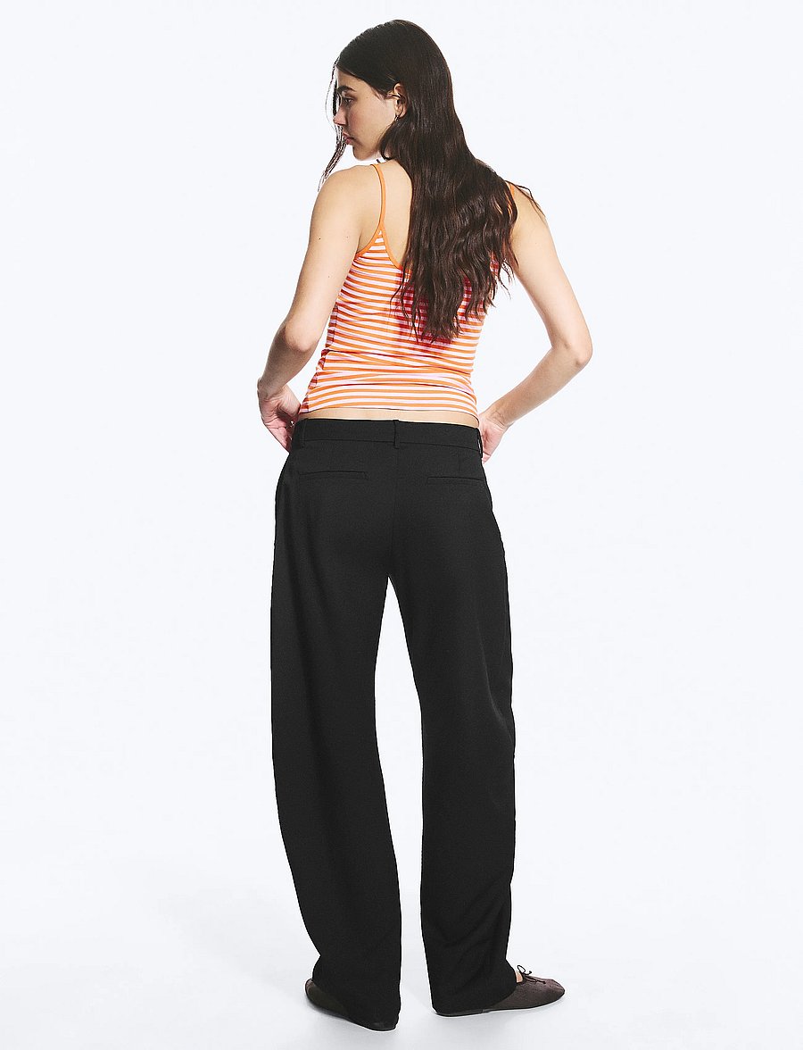 Monki - Loose Fit Barrel Leg Suiting Trousers - barrel-bukser - black dark - 5