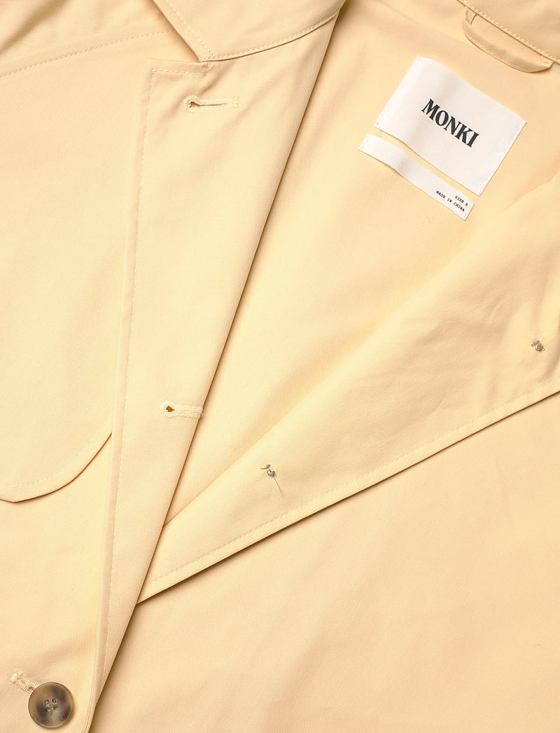 Monki - Short Loose Single-Breasted Trench Coat - trenchcoats - yellow light - 2