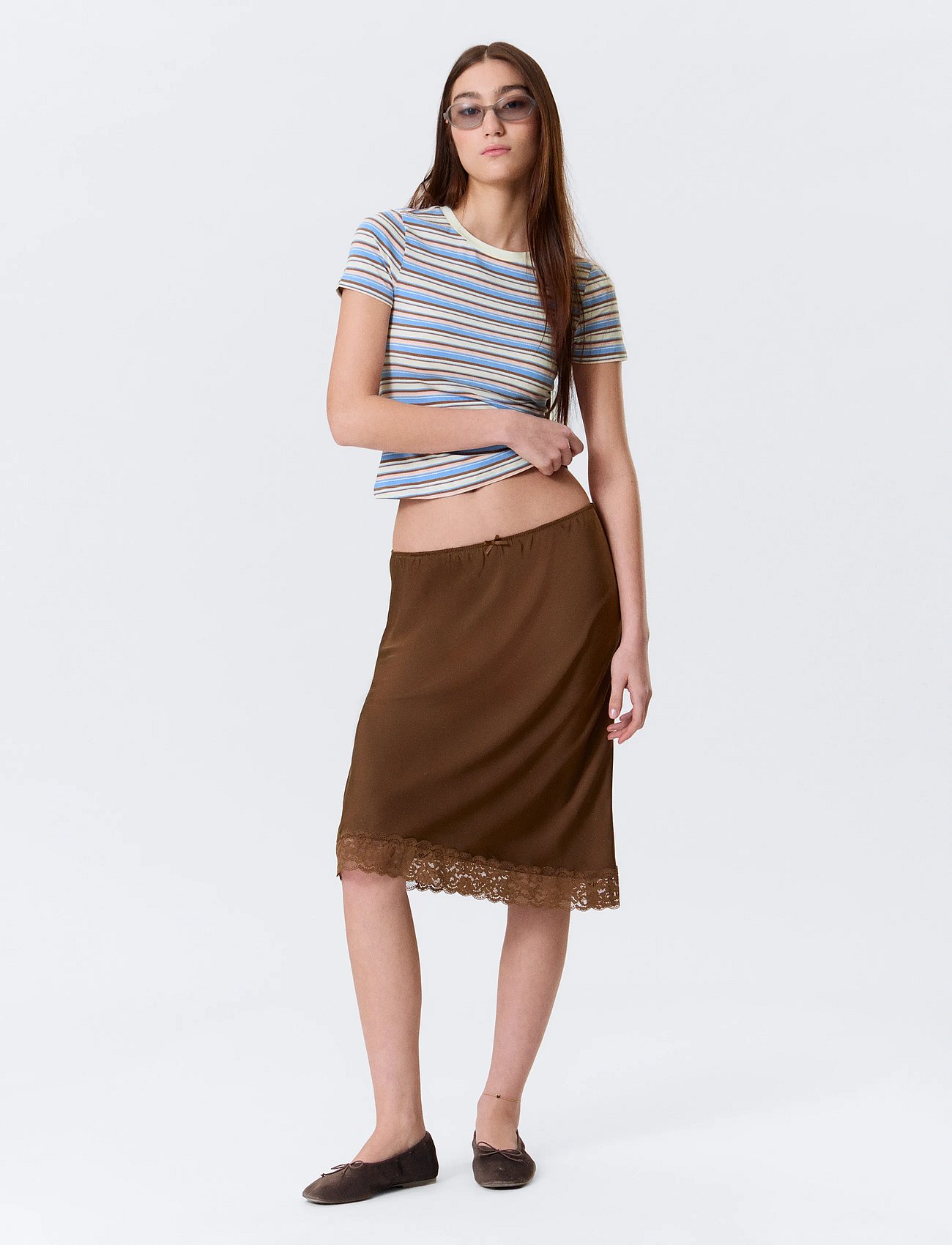 Monki Satin Lace Midi Skirt (MNK1320710) - Midi skirts - Boozt.com Monki Satin Lace Midi Skirt (MNK1320710) - Midi skirts - Boozt.com