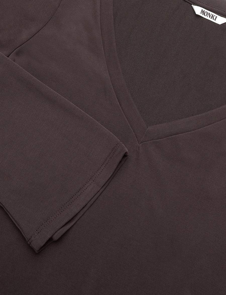 Monki - Long-Sleeved V-neck Top - long-sleeved tops - brown dark - 2