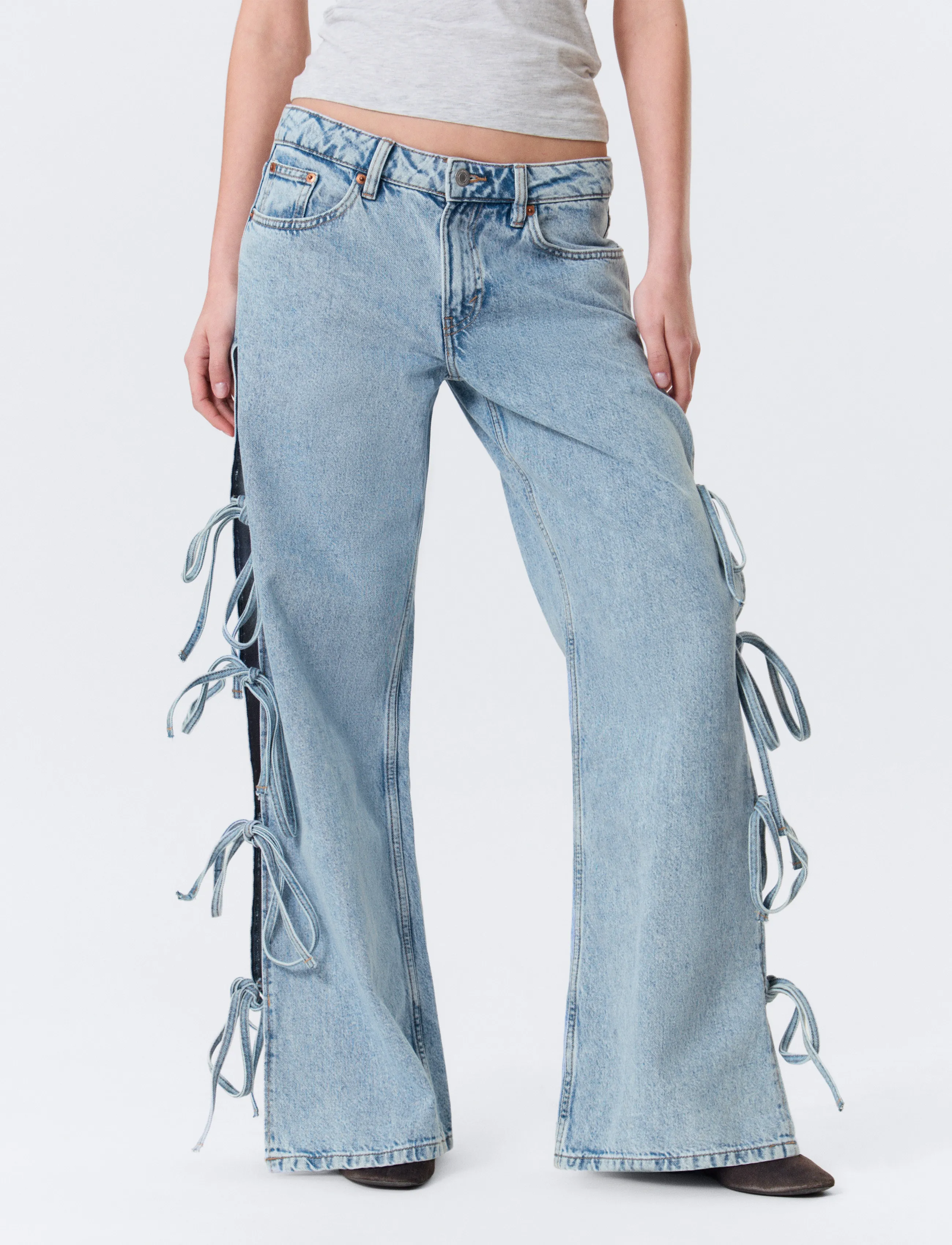 Monki - Imoo Low Rise Loose Wide Leg Bow Jeans - brede jeans - denim blue medium - 5