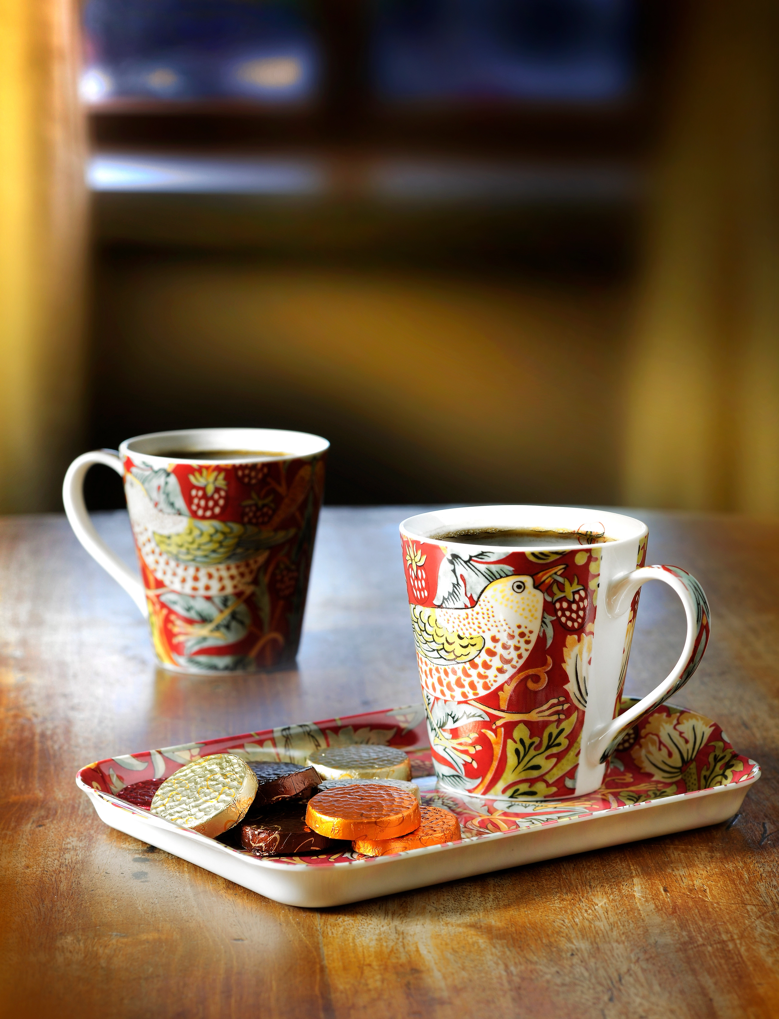Morris & Co Strawberry Thief Red Mug And Tray Set, One Size, Dining Table Accessories, Mehrfarbig/gemustert - Trays, Homeware
