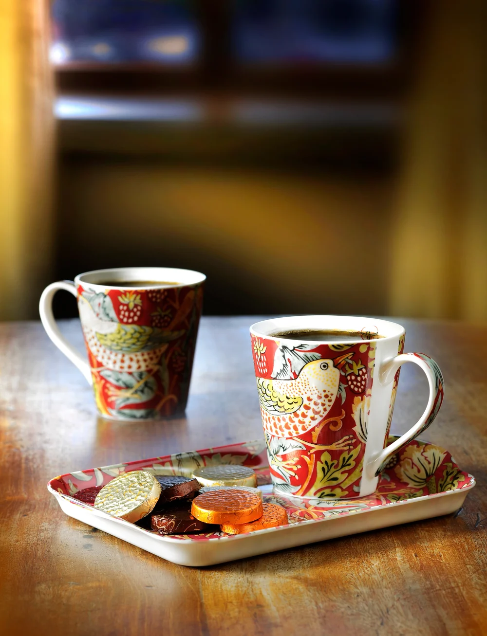 Morris & Co - Strawberry Thief Red Mug and Tray Set - nach preis einkaufen - red - 1