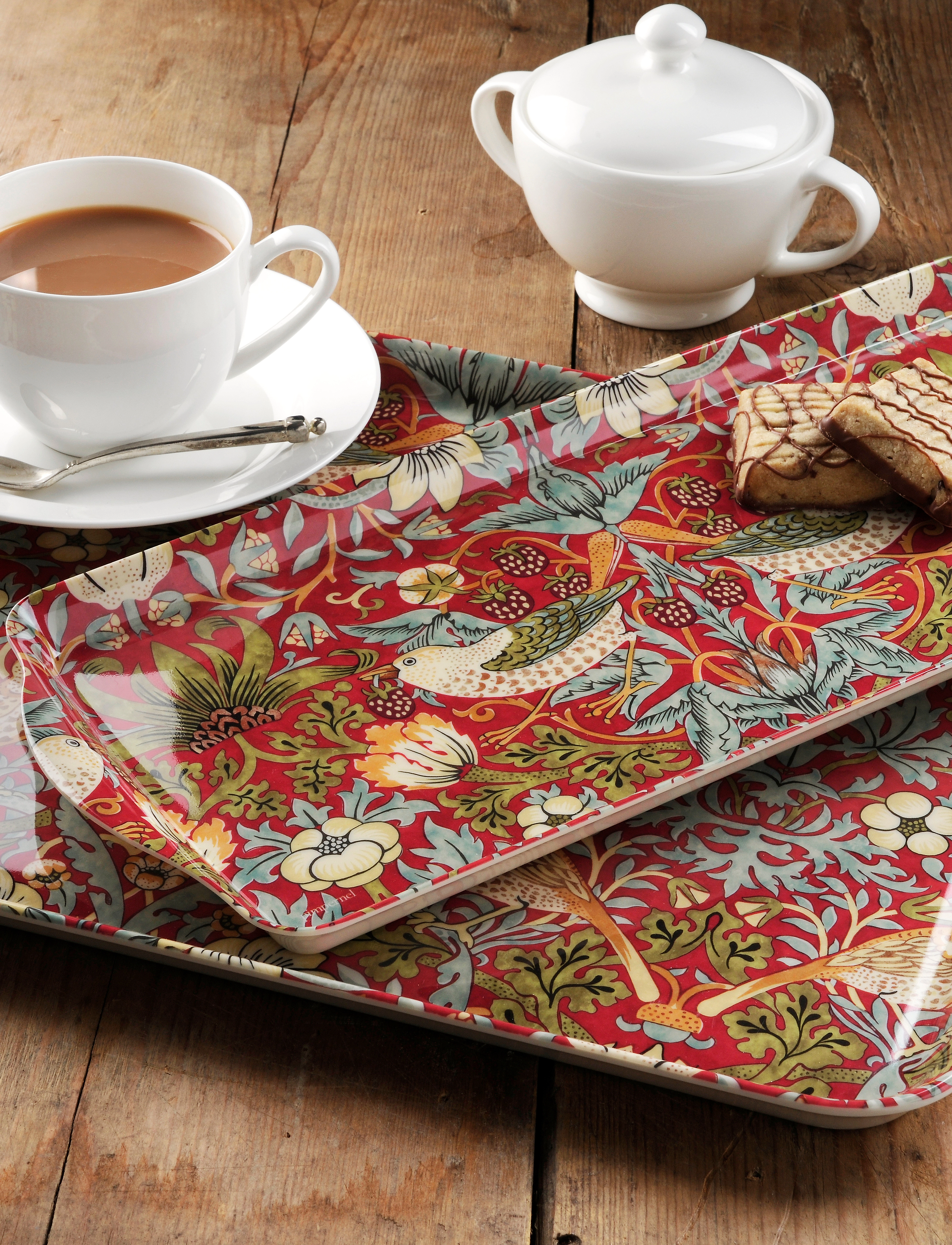 Morris & Co Strawberry Thief Red Large Tray, One Size, Dining Table Accessories, Mehrfarbig/gemustert - Trays, Homeware