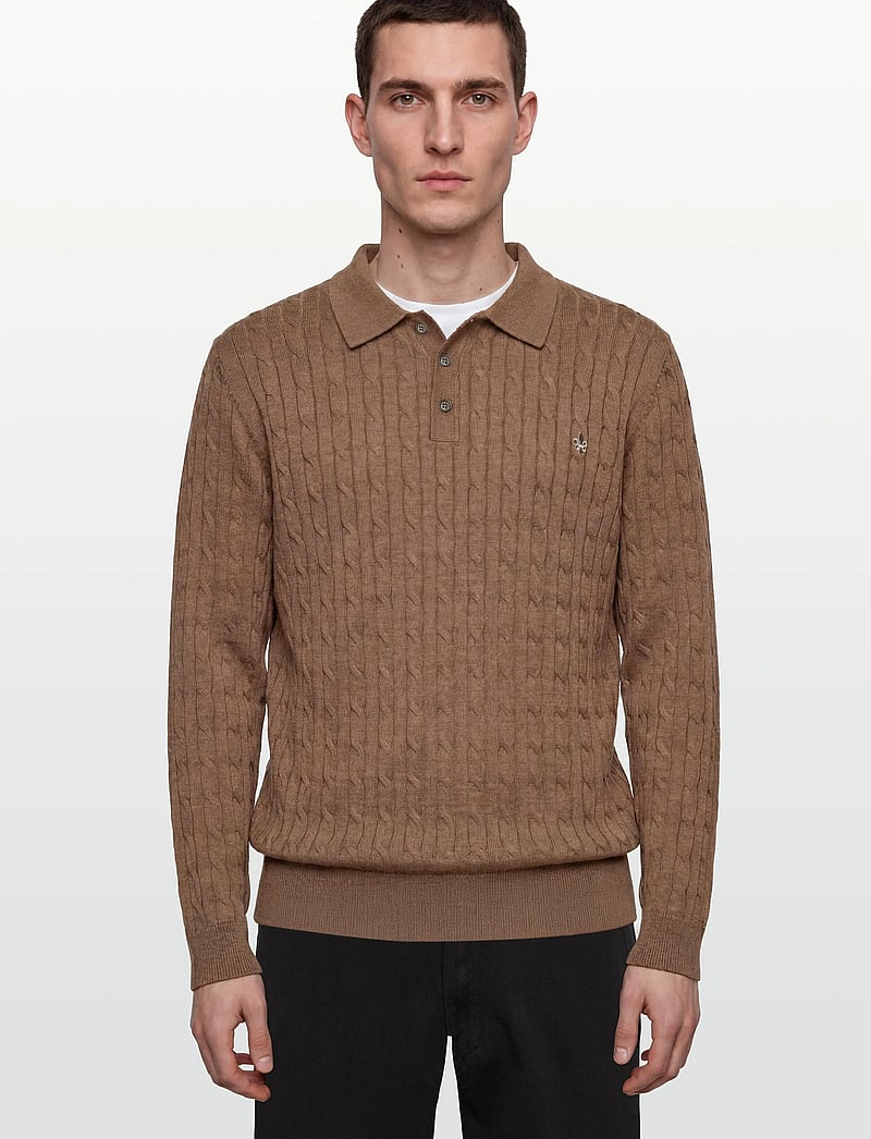 Morris - Merino Cable Polo Knit - langärmelige gestrickte polohemden - camel - 3