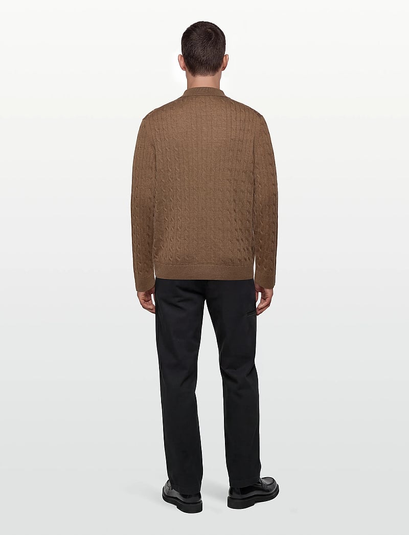 Morris - Merino Cable Polo Knit - langärmelige gestrickte polohemden - camel - 4