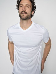Mos Mosh Gallery - Perry Crunch V-SS Tee - kortärmade t-shirts - white - 0