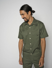 Mos Mosh Gallery - Matt SS Shirt - laisvalaikio marškiniai - moss green - 2