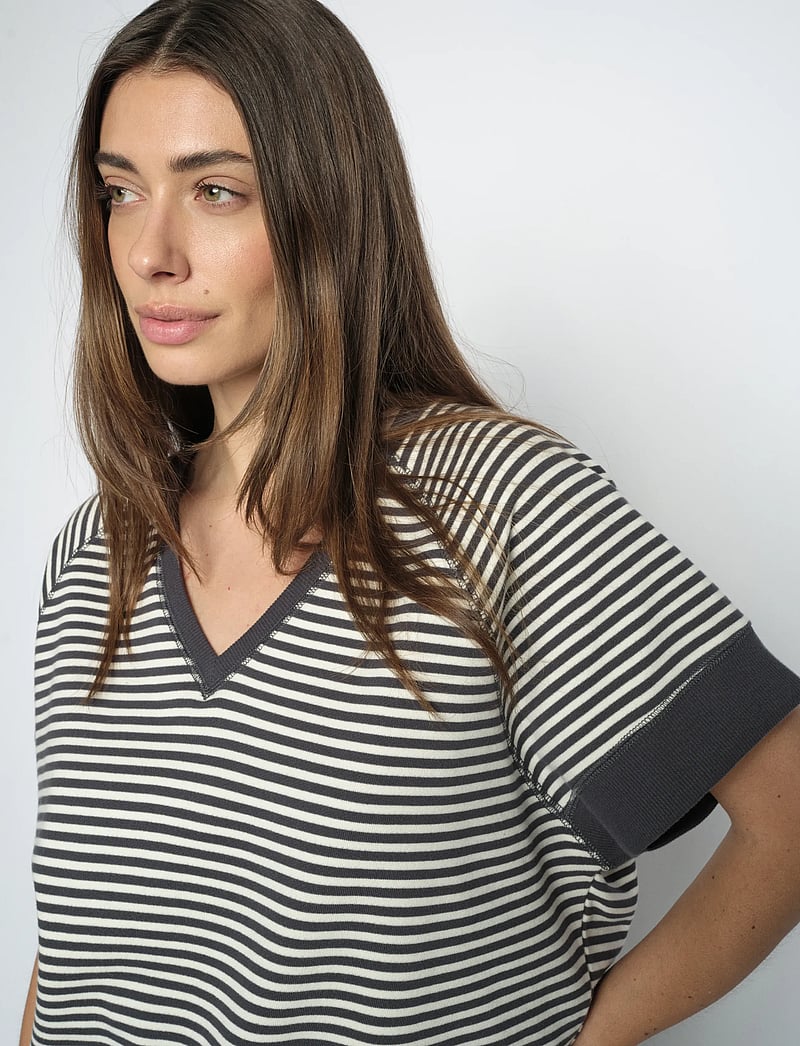 MOS MOSH - MMHolt V-SS Stripe Sweatshirt - sviitrid - india ink - 3