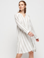 Moshi Moshi Mind - fortune dress dobby stripe - krótkie sukienki - white / sage gray - 2