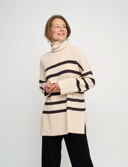 Moshi Moshi Mind - shadow knit stripe - džemperi ar augstu apkakli - sandshell / chocolate - 2