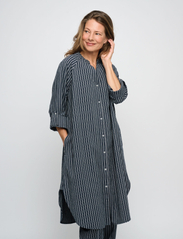 Moshi Moshi Mind - remain shirtdress stripe hw - marškinių tipo suknelės - moonless / ecru - 5