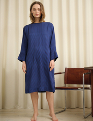 Moshi Moshi Mind - beyond dress silky - vidutinio ilgio suknelės - navy / blue - 2