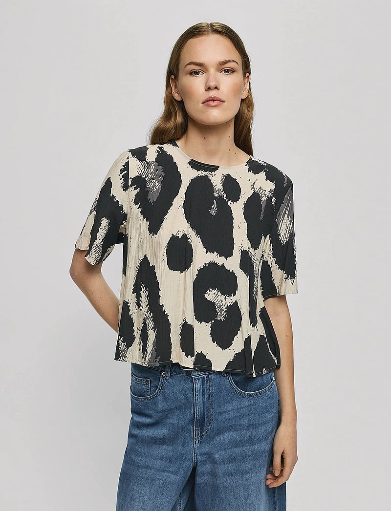 MSCH Copenhagen - MSCHKaralie Jusia 2/4 Top - kurzämlige blusen - licorice leo - 0