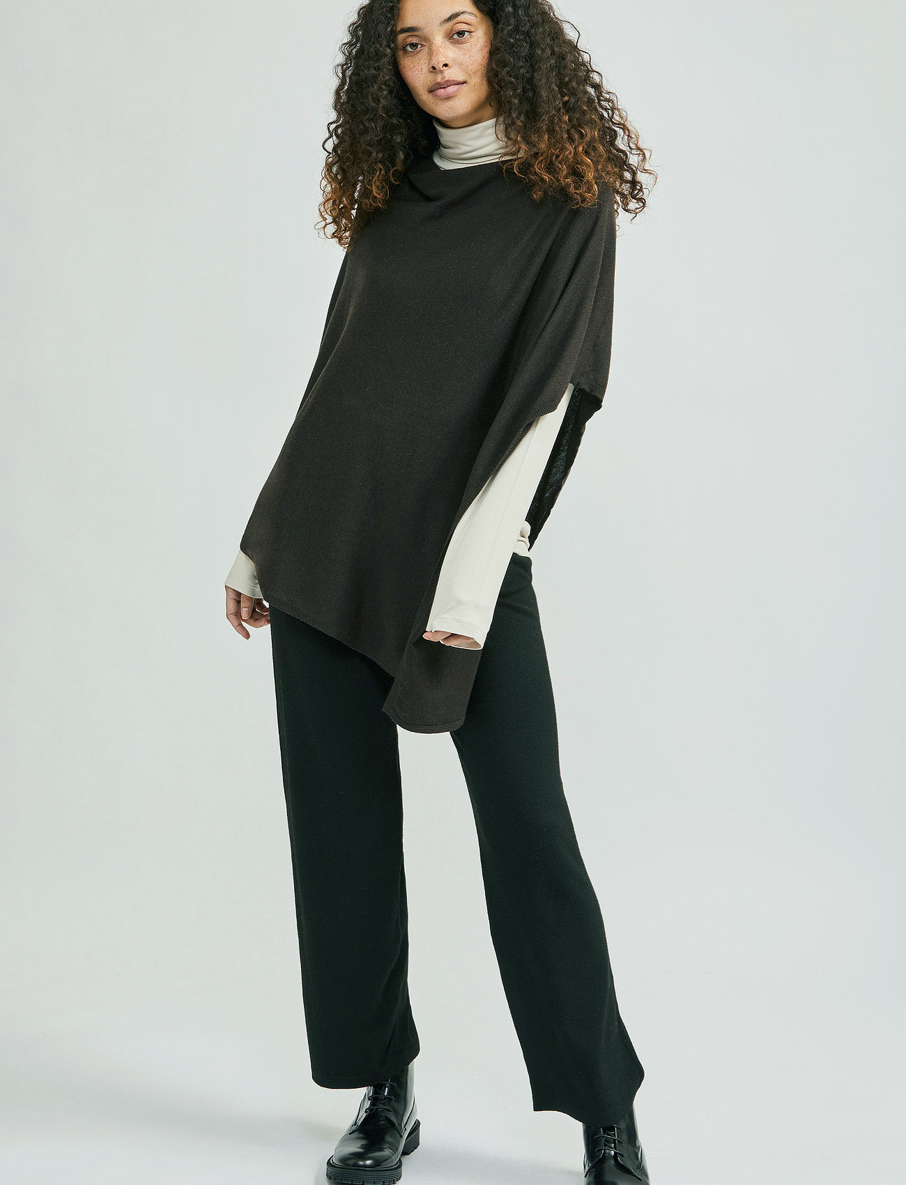 Movesgood - PETRINA PONCHO - knitwear - black - 0