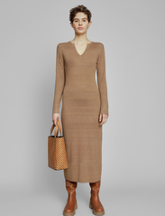 Munthe - EALLEN - knitted dresses - camel - 2