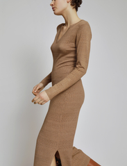 Munthe - EALLEN - strikkede kjoler - camel - 4