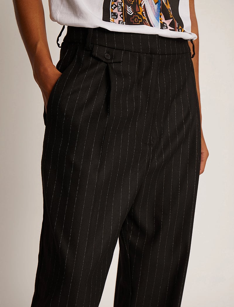 Munthe - EDIE - sirge säärega püksid - black - 4