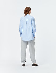 Munthe - HONEY - langærmede skjorter - blue - 5