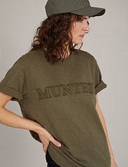 Munthe - Pumpkin - t-shirts - army - 2
