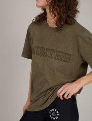 Munthe - Pumpkin - t-shirt & tops - army - 4