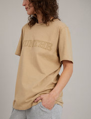 Munthe - Pumpkin - t-shirts - khaki - 2