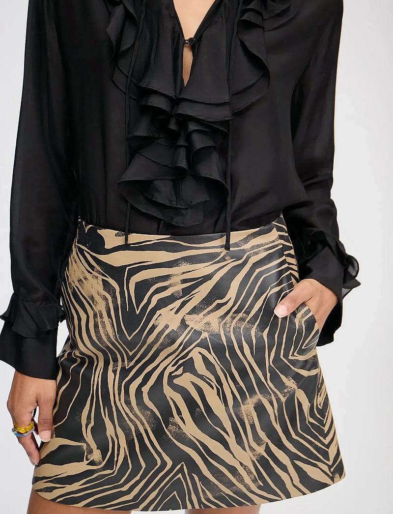 Munthe - LOFIE - kurze röcke - camel - 4