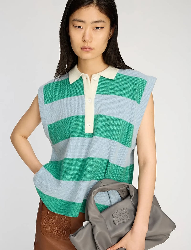 Munthe - BRACHA - stickade västar - stripe green - 2