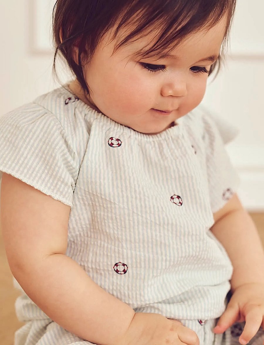 Müsli by Green Cotton - Seersucker stripe frill s/s T baby - bluser & tunikaer - tofu/ ocean/ mineral red - 3